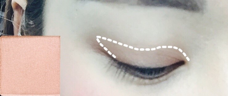펄감이있는 베이지계열의 핑크색 섀도우를 사용해서
쌍커플 라인 살짝위까지 얹어주었어요~
눈앞머리까지 쓸어주세요!

