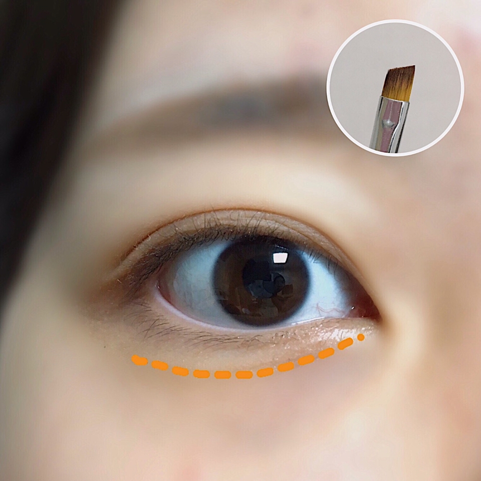 먼저 저는 사선 브러쉬로 애굣살을 그려볼게요
