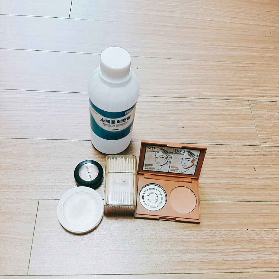 준비물은 이렇게 간단한데요!!
소독용 알콜,누를만한 도구 (손가락이나 돈전같은거요!!)
이쑤시개or면봉,하이라이터 (블러셔나 일반 섀도우여도 상관없습니다!!
+추가 A4용지 종이,화장솜