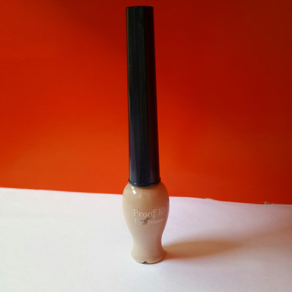 푸르프10아이프라이머의 얼굴이예요! 작은 항아리에 커다란 펜을 꽂아놓은거같네요 😊