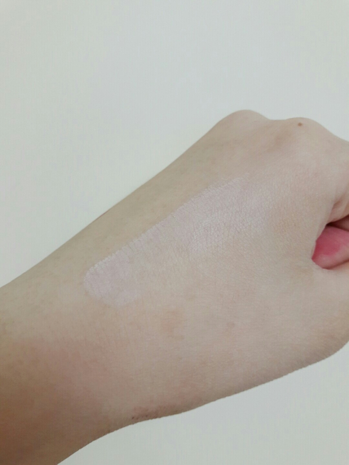 이게 한 2번 정도 발색한건데 거의 티가 안나지만 바르면 동안적으로 보이고 피부도 좋아보이는거 같아요 ㅎㅎ