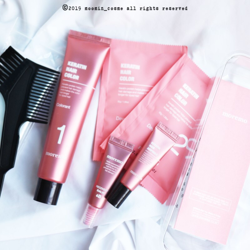 모레모 케라틴 헤어 컬러 구성품

​

케라틴 헤어 앰플 3g

케라틴헤어컬러 

1제 염모제 60g + 2제 산화제 30g *  2ea

리커버리밤 6ml

​

트레이 + 어깨보 - 장갑 - 브러쉬 - 설명서

​

염색약 치고 가격이 좀 쎈데?

할수있어요, 왜냐하면 올리브영 염색약 보면 가격이

대표적으로 두가지만 말해보자면

ㅁㄷㅎ 같은경우 몇천원 ㅁㅈㅅ 같은 경우 할인 많이 하니까

운좋으면6000-7000원사이?도 구매했던 기억이있네요!

​

근데 ㅁㄷㅎ 구성품 x 그리고 이거 하고나면 머리 개털 보장

ㅁㅈㅅ 염색이 되는건지 안되는건지 모르겟는데

하고나면 썩은내와 ㅁㄷㅎ보다는 나은 개털이 남아있다가

제 경험담입네다,,, ( 뭐 물론 사바사 )

​

사이트 들어가서 보니까 몇 컬러빼고 다 품절이던데

내가 먼저 쓴게 아니였어,,,, 예 저는 뒤늦은 얼리어답터입니다,,

여튼 구성이 핵좋습니다, 일단 모레모 헤어앰플 + 리커버리밤 개이득 핵이득, ㅇㅈ?

​