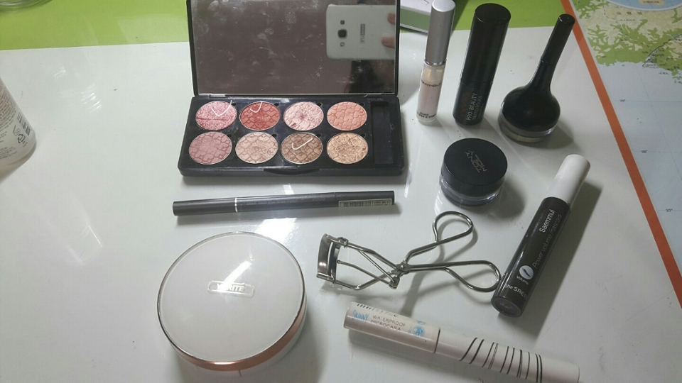 아이섀도우:에뛰드하우스 정글레드,니모찾기,내마음에 퐁당(채크된섀도우를 사용했어요)
아이라이너:토리모리 이지터치 젤아이라이너 1호 블랙,2호 브라운
마스카라:더샘 샘물파워볼륨 마스카라
뷰러:이니스프리
립:홀리카 홀리카 프로:뷰티 틴트드 루즈 레드카펫