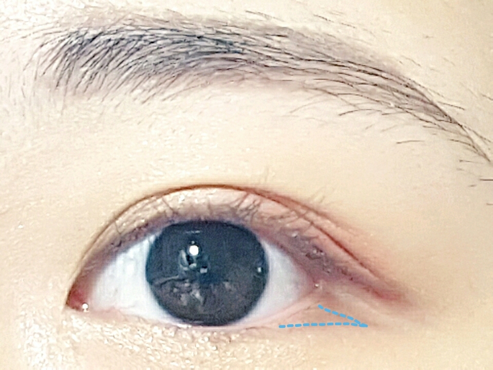 이제 아까 쓴 아이브로우로 살짝 라인을 그려주세요 자연스럽게~