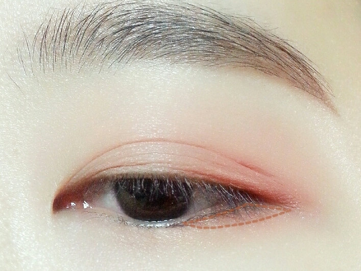 적당히 밝은 브라운섀도우로 언더삼각존에 채워 눈이 더 커보이는 효과를 주세요.

에뛰드하우스 룩앳마이아이즈 '센치한 트렌치'