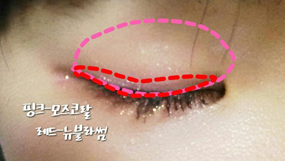 메이크업입니다! 눈두덩이 전체에 모즈코랄를 살짝 깔아주고 아이라인을 따라 뉴블라썸으로 라인을 그립니다!
