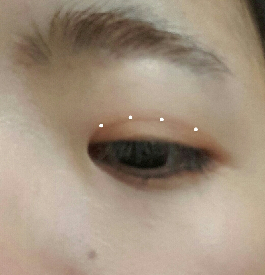 첫번째 베이스를 발랐던 브러쉬로 두번째 색상으로쌍커플 라인에만 발라주세요