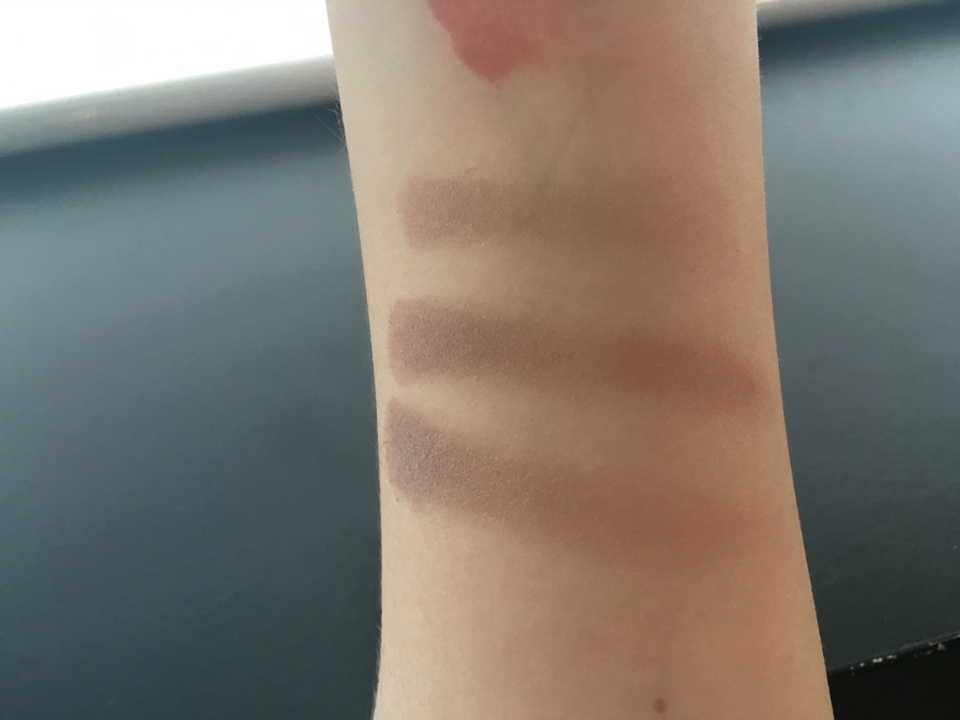 발색샷입니다 위에서 부터 아래로 1회 2회 3회발색을 한 것이에요 그레이 색에 은은한 펄이있는데
펄이 신의 한 수인듯 너무너무너무 이뻐요  쌍커풀 라인을 조금 넘어서바르면 너무너무예뻐요