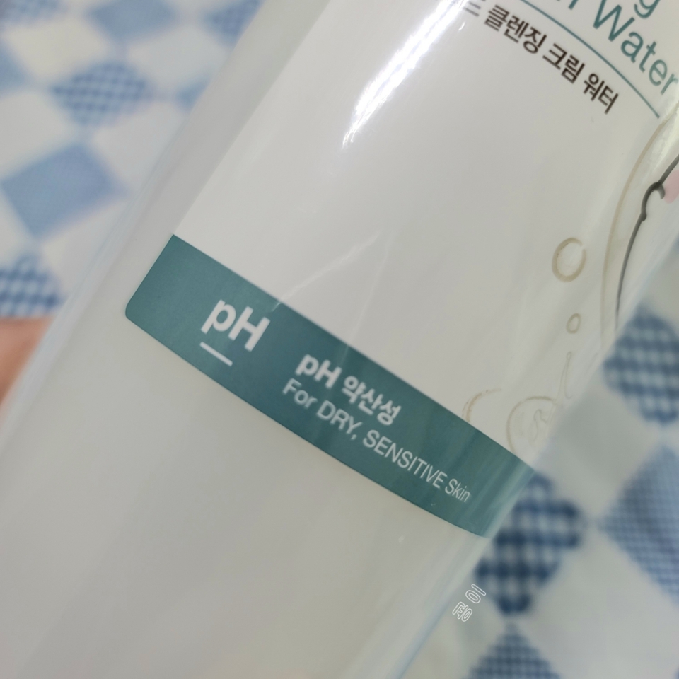 그리고 앞서 언급했듯이
#약산성클렌징워터 
입니다.

그래서 피부에 자극이 덜해요!