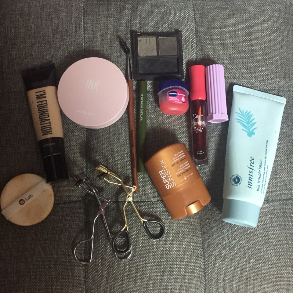 이게 제가 하고 가는 화장에 필요한 준비물입니다 포인트는 음... 속눈썹?? 인것 같네요 !! 요즘 간단하게 하는 것이고 그날그날 따라 조금씩 바꿔요 !!