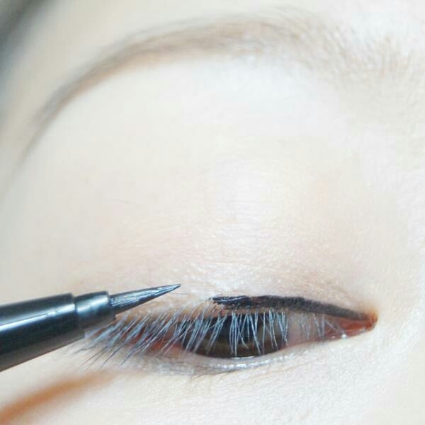 라인을 그릴때 브러쉬를 가로로 눕혀서 그리시는게 편해요!!또 한번에 그리기 보다는 나눠서 그리시는게 편합니다!!