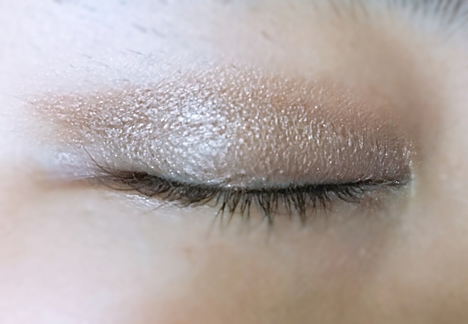 역시 발색 하난 짱짱 하게 잘 되네요! 은은한 브론즈 색상이에요! 진하게 바르면 색상이 더 올라오기도 해요. 
스머징 역시 부드럽게 잘 되지만 스머징을 손으로 했는데 손이 다량 묻어나오더라구요. (픽스가 1도 안돼!!)