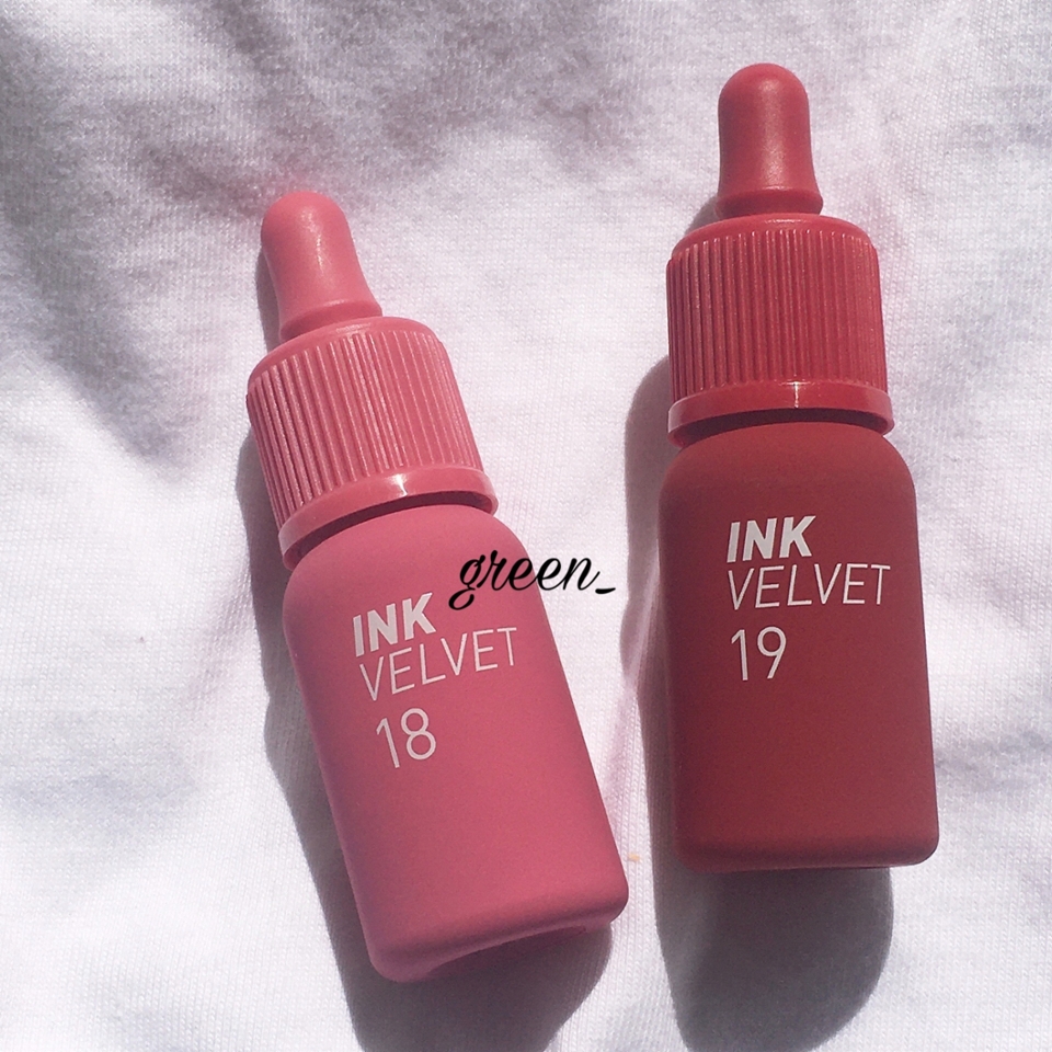 잉크병 모양의 패키지고, 제품 용기 색상만 보더라도 해당 컬러들의 발색을 빠르게 파악할 수 있는 가성비 틴트에요!!
18호는 뮤트하고 연한 버전의 쿨 컬러고,
19호는 완전 쨍한 핑크 레드의 비비드한 버전의 쿨 컬러에요
