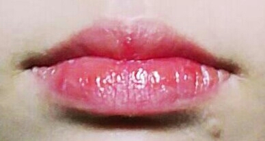 눈화장을 진하게했으니 립은 연하게!
사진을 보니까 안바른것같더라구요(저는 안바르면 폐인이기때무네⭐)