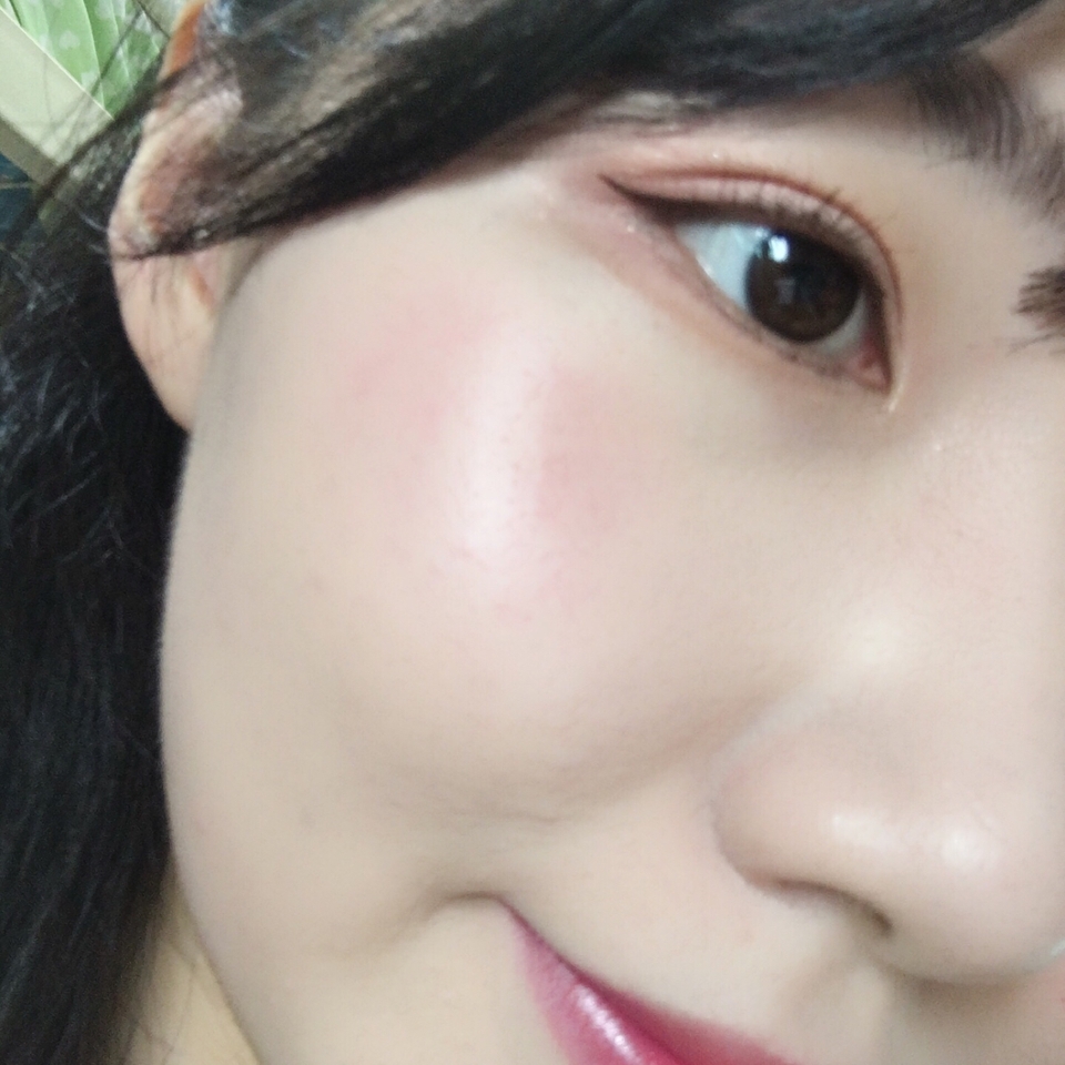 글로시한 쿠션이라, 워터 블러셔와의 궁합이 좋을 것 같아서 함께 발라주었어요!


워터블러셔의 글로시함과 합쳐지니 더욱 예쁜 피부표현이 가능하더라구요💕