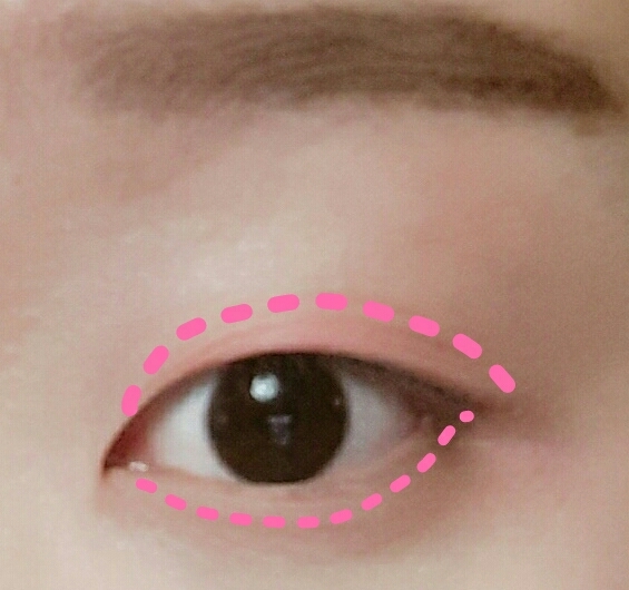 베이스는 쉬머한 밝은분홍색을 눈 두덩이와, 언더 전체에 발라줘용!