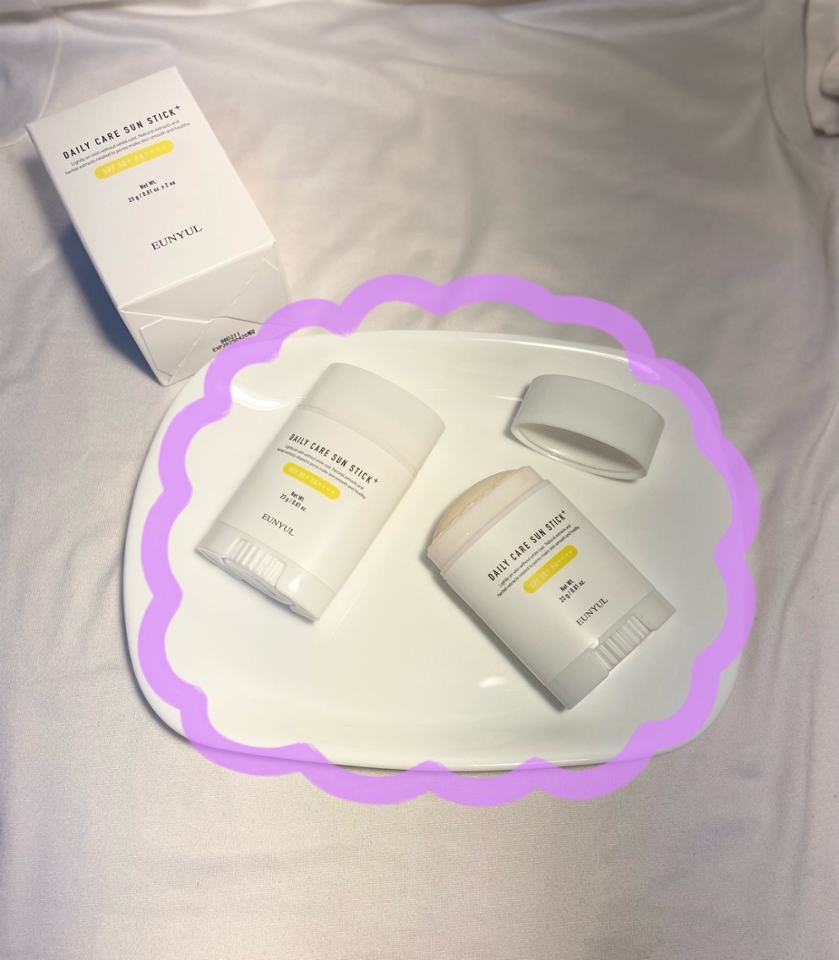 Point 1 
-손에 묻지 않는 간편함 선스틱 

Point 2
-자외선 철벽 방어 SPF 50+ PA++++ 

Point 3
-투명한 발림성 
•
•
•

외출시에도 수시로 사용이 가능한 데일리 선스틱으로 
순한 성분 함유로 얼굴부터 전신까지 사용이 가능하고 
끈적임이나 밀림 없이 매끄러운 스킨 케어 및 자외선 차단이 되서 정말 유용한 제품입니다 ! 전 메이크업 후에 선크림을 다시 덧발라도 화장이 밀리지 않고 자연스럽게 사용이 가능했던 점이 마음에 들었어요 그리고 이 제품은 톤업 효과가 없는데 오히려 투명하게 발리는 점도 나름 좋았어요 ✨✨