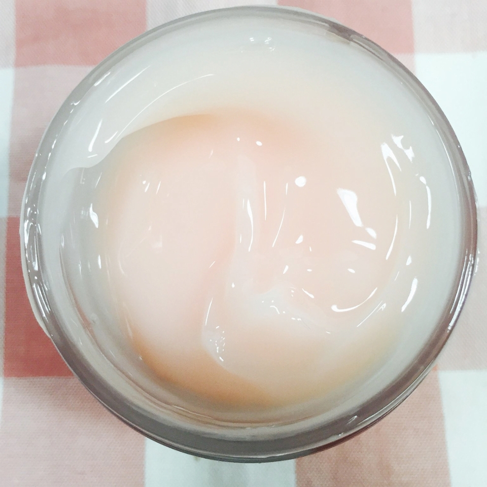 뚜껑을 열면 분홍색을 띄는 크림이 나와요.
향은 무향이라고 하는데 저는 약간의 알콜향이 났지만
피부에 바르면 향이 날아가기 때문에 
크게 거슬리지는 않았어요!