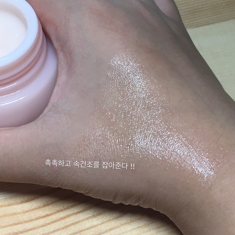 펴발라봣는데용🐻 완전 촉촉하고 피부 속건조를
잡아주는 느낌이 있더라고요 !!!
