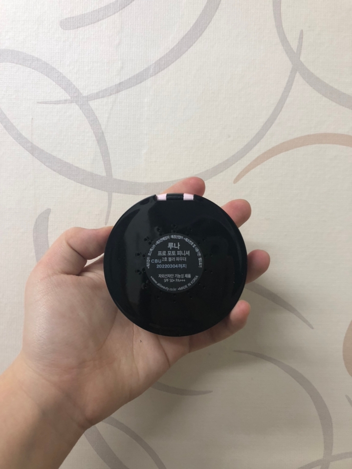 밑에는 퍼프 먼지가 나갈 수 있게 구멍이 뚫려잇숨니당 !̆̈!̆̈ 