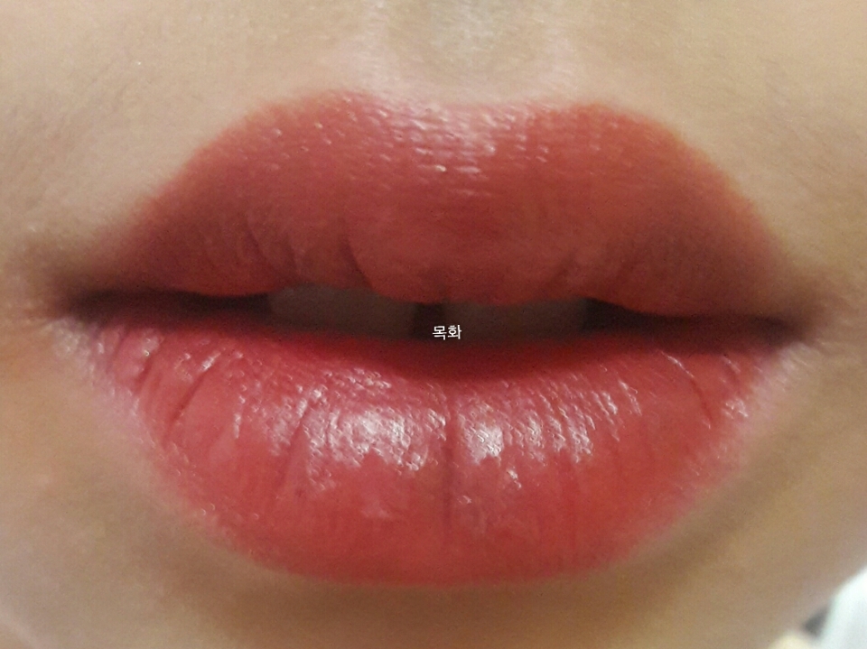 에뛰드-디어마이립스톡 기다리고쉬폰베이지

그냥 거의 갈색의 립스틱으로 입술 안쪽에만바르고 그라데이션을 해줍니다