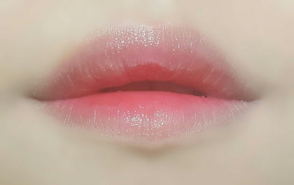 🌻그라데이션입니당🌻
완전 여리여리한 색이에요ㅠㅠ 너무예쁘죠!!
색조제품같은건 재구매를 잘 안하는편인데 이건너무이뻐서 재구매를 2번이나했어요!!