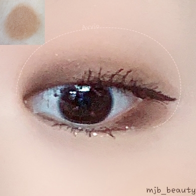 ① 먼저 베이스를 깔아줄게요,
🥜노란 끼 적은 브라운 컬러로 눈두덩이와 언더 꼬리까지 넓게 베이스를 깔아줍니다.