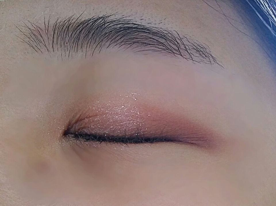 
4번째에있는 펄땡이들로 눈두덩이 가운데를 밝혀주시고 애굣살에도 앞머리중심으로 톡톡 올려주는느낌으로 펄을 올려줍니당
