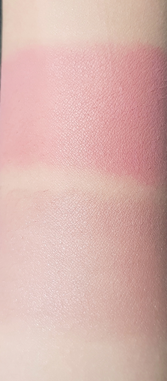 위 색상이 앤드 로즈, 아래 색상이 핑크 모먼트입니다. 앤드 로즈는 채도가 있는 로즈 색상, 핑크 모먼트는 웜한 제 팔에는 멍든것처럼 발색됩니다. 연보라+핑크 색이며 펄이 있습니다.