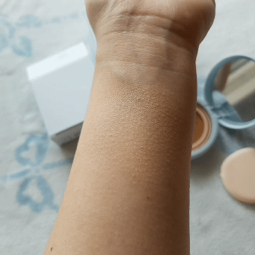 
펴바르고 난 후!

피부에 닿자마자 바로 픽싱이 되는 것이 아니라, 
펴발라주면서 피부에 밀착되는 제품이에요. 
그래서 뭉치기나 두껍게 발리지 않았으며, 
얇게 펴바를 수 있었어요.
​
또한 세미 매트로 마무리되는 제품이라서, 
끈적임이 전혀 없었으며 
파우더를 처리한 것 마냥 보송보송했어요. 
​
피부에 올릴 때는 수분광이, 
펴바른 후에는 가볍게 밀착되는, 
반전의 매력이 있는 쿠션이랍니다💜


