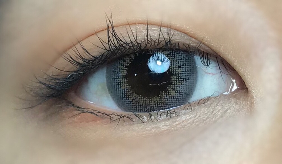 먼저 피부화장과 뷰러먼저 하고, 파우더로 눈가 유분을 없애고
베이스 쉐도우를 먼저 깔아주었어요 
눈 밑 눈동자 전까지 전체적으로 발랐습니다
사용한 쉐도우는 에뛰드 하우스“해변에선 코코넛”입니다