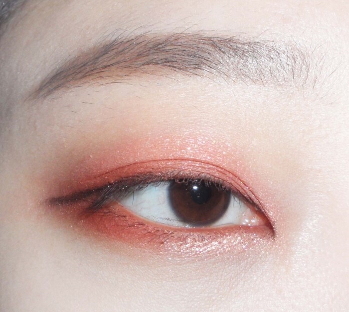 
라인은 우기는 눈매따라서 쭉 내려왔더라구요
저도 살짝 내려서 그려줬어요

라이너 따로 안쓰고~~

*미샤 이탈프리즘 19호 샤케라또 *
진한 고동색 섀도우로만 라인따줬답니다 ㅎㅎ
​