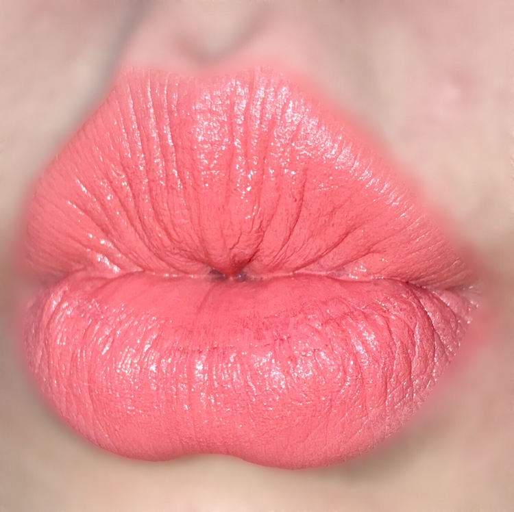 실제로 발라보니 색이 너무 마음에 들었어요 ㅠㅠ

코랄색을 좋아하신다면 요 틴트 최고일 것 같네요!

실제 색상보다 조금 더 채도가 높게 나왔는데

실제 색상은 요 색보다 조금 더 차분해요 ㅎㅎ
