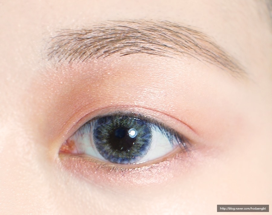 렌즈는 현아씨가 직접 착용하셨던 #오렌즈 #롤리그레이 입니다!
이 메이크업에도 잘어울리고 진짜 예쁨!!♥한달 착용렌즈에요!
톤 다운된 핑크색상을 콧대 양옆에 쉐이딩을 넣는 곳, 눈두덩 전체에 넓게 발라줍니다
사용제품 :에뛰드 룩앳마이아이즈 #마라톤완주