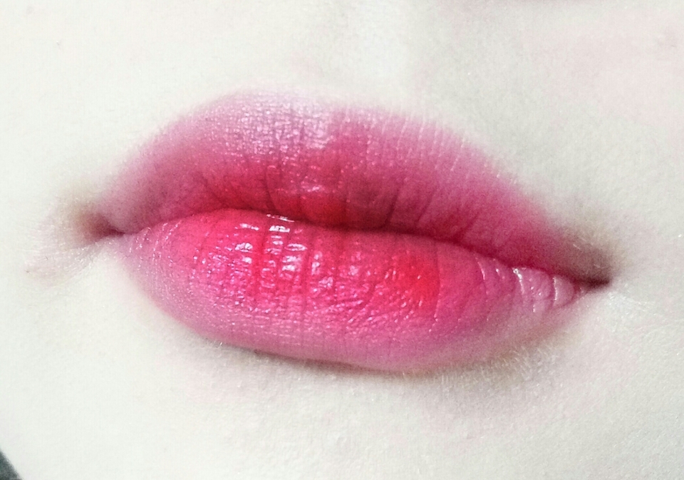 바르기 어려웠던 매트리퀴드립을 물먹은 틴트처럼 사라락 펴바를 수 있게 됩니당! 그라데이션도 잘 되고 입술이 편안해요 각질부각도 전혀 없어요👍