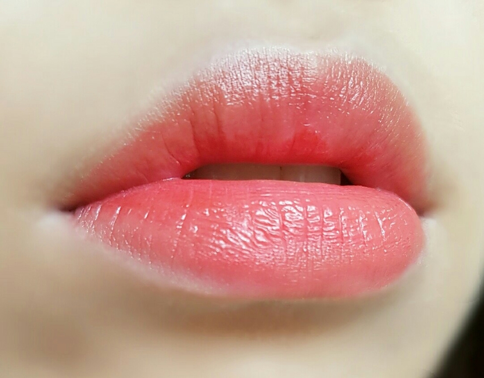 하지만 색은 매우 예뻐요. 형광코랄이고 체온에 색이 변하고 입술색에 따라 발색 컬러가 다르기 때문에 더 매력있는거 같아요. 이게 가장 색감이 잘 나왔는데 개인적으로 흡수되고 마르는? 건조한 그런 틴트들을 좋아하는데 정말 취적☆