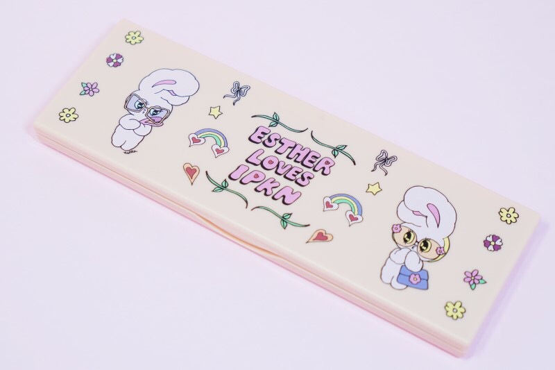 케이스부터 핑크핑크한 아이섀도우 팔레트인데요
토끼그림으로 귀엽게 디자인이 되어있어요
