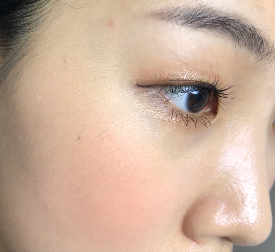 얼굴에 발라보니까 붉은끼와 섞이면서 훨씬 더 이쁜 색감이 나옵니당!