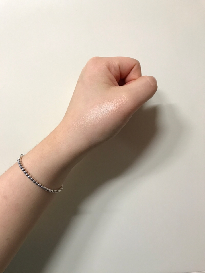 위에 사진이 니베아 복숭아 립밤을 바르고 난 뒤의 손등 사진 입니다!! 색깔은 없지만 촉촉함이 듬뿍듬뿍 있어요!!
겨울철에는 입술도 건조해지기 쉬우니까 우리 립밤으로 입술도 보호해줘용~~~~😍😍😍

