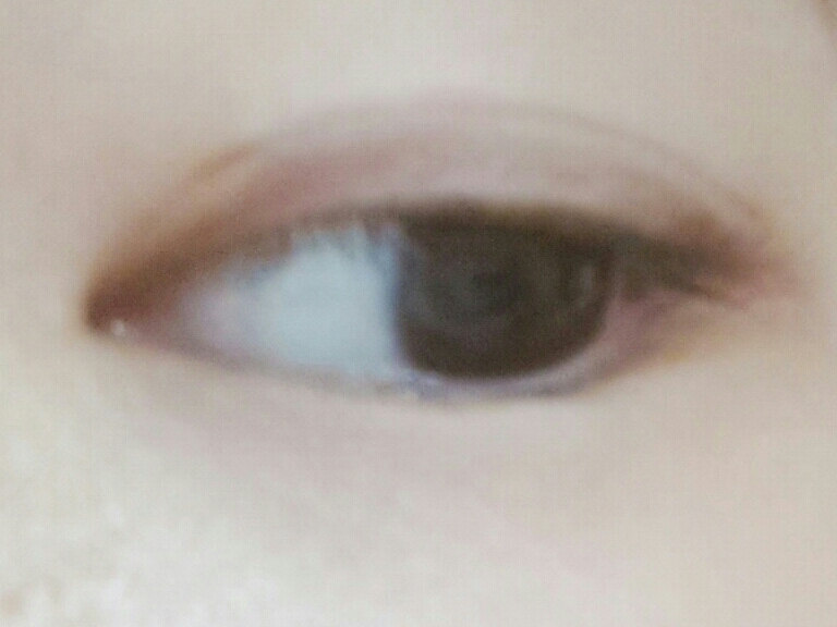 살짝 위에있는 쌍커풀라인을 만들고 싶다!하시면 쌍액 한번 라인에 칠하고 마르시면 한번더 덧칠해주시면 효과가 있어요!
저는 요렇게 한답니다 모찌  저도 학생이기때문에 학교에서해도 걸린적 1도 없어요! 