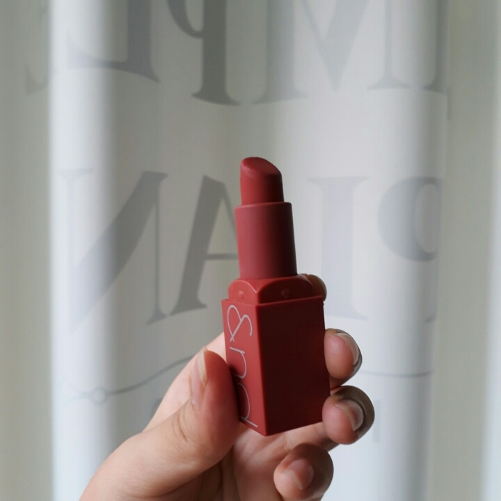 이 제품 또한 제 애장품이라 립스틱 부분이 많이 뭉툭해졌어요ㅜㅜ 사선이라 입술에 바르기 훨씬 좋고 발림성도 우수해요