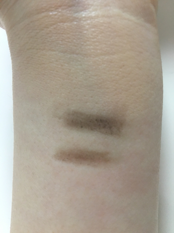 위는 파운데이션을 얇게 바른뒤 그은것
아래는 걍 맨 살에 그은것인데요!!!
아무래도 파운데이션 바른곳이 저 진하고 부드럽게 발리더라구용 색도 많이 다르구용
다들 아이브로우 체크해보실땐 손등에 파운데이션 살짝 바르고 테스트 해보시길 추천드려요!!!
