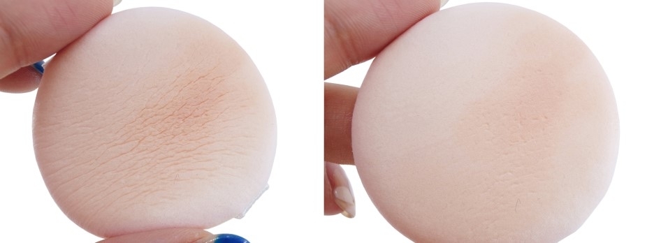 요건 내장 모찌퍼프!
표면에 뭔가 코팅되어있는 느낌 보이시나요?
확실히 표면만 만져봐도 뭔가 쫀쫀한 느낌이었고  굉장히 가벼워요!
뭔가 쫀쫀하니 발려서 질감이 맘에 들더라구요 ㅎㅎ 
퍼프가 내용물을 얼굴에다 잘적셔다주는데 퍼프가수분을 먹지는않아서 굿!