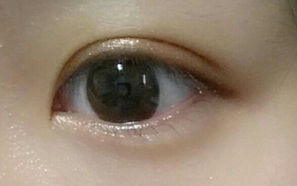 아이라인은 눈꼬리만 좀 빼줬고요 제품은 토니모리 백젤아이라이너 6호초코브라운을 발라줬어요