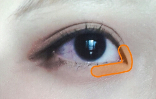 눈앞머리의 주황색(거의환타급)펄 섀도웃늘 발라서 포인트를 주세요(사진에서 잘 안보이네요)
마스카라를 위아래 꼼꼼히 해주세요

#아리따움 모노아이즈 스파이시터치