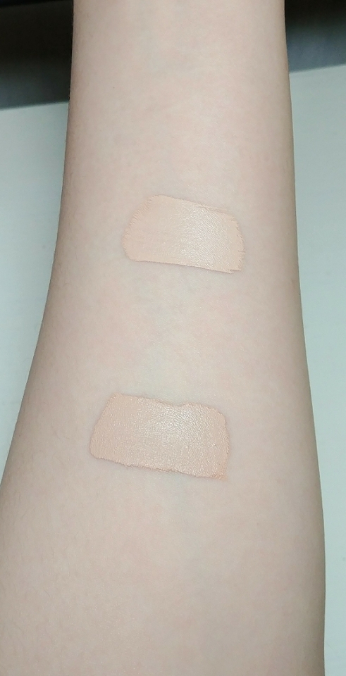 위쪽이 1호 클리어 베이지
아래가 1.5호 내추럴베이지 색상이에요

1호 클리어베이지는 살짝 약간 누런 아이보리색상이고

1.5호 내추럴베이지는 회빛도는 옐로우베이스예요

1호가 얼굴이 살짝 노란 21호 피부톤인 저한테 딱 잘 맞앗어요
1.5호는 생각보다 꽤 어두웟어요! 23호 피부에 맞을 색상!