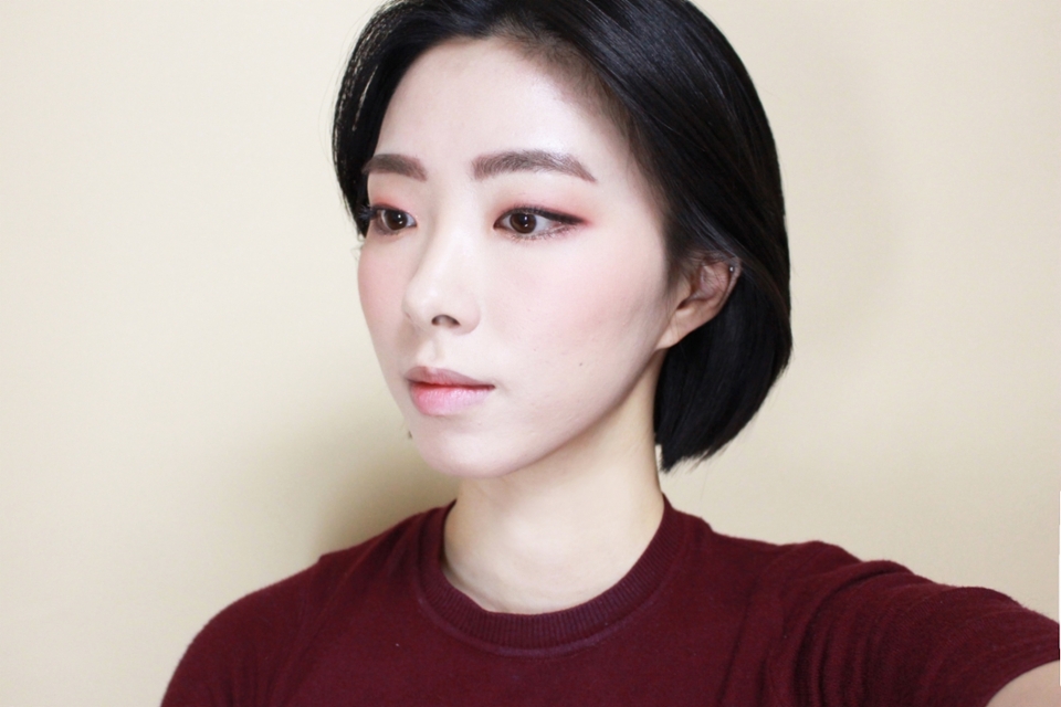 그쵸? 전체적으로 보면 생각보다 진하지않고 여리여리 은근한 생기정도의 발색이에요. 뭐랄까 그냥 날씨가 조금 추워서 볼이 발그레해진 정도? 
이제 환자같은 입술에 어서 생기를 강제 주입 하도록 하겠습니다!!
