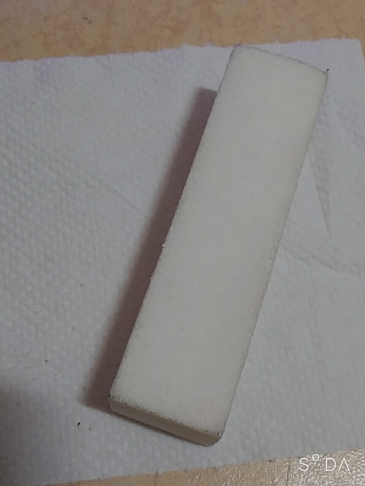 표면에 유.수분을 제거 해줘야 오래간답니다! 꼼꼼하게 폼블럭으로 갈아줍니다~
(네일몰에서 구입)