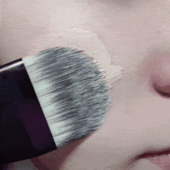

브러쉬를 직접 이용해서 바르는 모습입니다

용량때문에 화질을 낮춰서 너무 아쉬운데 자세히 보면 붓자국이 남는 것과 동시에 피부에 얇게 밀착되는 모습이 보이실 거에요!

남는 붓자국은 퍼프로 톡톡 살짝 두드려주면 밀착력이 훨씬 올라가는데 물먹인 퍼프를 사용하시는 걸 추천드릴게요!

물 안먹인 퍼프로 바르면 커버력이 올라가긴한데 브러쉬로 살려놨던 광을 다 퍼프가 없애주는 느낌이 있었어요

이렇게 종합해 본 결과 피부타입별 추천하는 조합을 말해드릴게요



[피부 타입 별 추천하는 브러쉬 궁합]



-🌱 지성: 지성이신데 윤광 브러쉬를 이용한다는건 촉촉함과 유분기를 잡아주는 피부표현을 원하시는거니까 브러쉬 후 마른 퍼프로 밀착 + 매트 or 세미매트 파운데이션 이 조합을 추천드릴게요! 위에 보았듯이 매트한 파운데이션으로도 충분히 촉촉한 피부표현이 가능하더라구요! 매트한 파운데이션을 이 브러쉬로 바르면 두마리 토끼 다 잡는 것이라고 생각해요 :)


-🌱 복합성: 복합성이신 분은 브러쉬 후 마른 or 물먹인 퍼프로 밀착 + 세미매트 파운데이션을 추천드려요 어느부분은 건조하고 어느부분은 유분기가 있으니까 세미매트한 파운데이션으로 조화를 맞춰주며 윤광나는 피부표현을 하시고 그냥 퍼프로 밀착시켜주면 더욱 지속력 업 시킬 수 있는 조합입니다 :) 개인의 취향에 따라 파운데이션을 매트나 촉촉으로 바꾸시는 것도 좋을 것 같아요~


-🌱건성: 사실 이 브러쉬로만 바르면 정말 어떤 궁합이든 최고지만 가장 추천하는 조합은 브러쉬 + 촉촉한 파운데이션 or 세미매트 파운데이션입니다! 여기에 오일이나 아주촉촉한 기초베이스까지 함께하시면 금상첨화..♡ 건성중에서는 퍼프로 마무리 안해주셔도 붓자국이 안남는분이 많이 계시더라구요 저 궁합에서 부족하다 싶으시면 '물먹인 퍼프'를 사용해서 붓자국을 없애고 마구 밀착시켜주세요 :)




