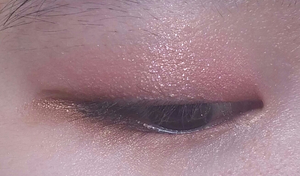 스킨톤의 섀도우 위에 펄이 있는 섀도우를 톡톡 올려줬어요! 그리고 눈 밑 삼각존엔 펄있는 브라운 섀도우를 일직선으로 길게 빼주었어요(제가 눈화장할때 눈매를 시원하고 길게하기위해 자주 쓰는 방법이에요) 삼각존만 채우지마시고 살짝 눈매보다 길게 빼주세요!